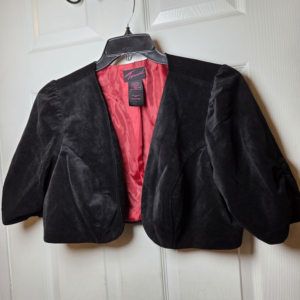 Torrid sz 1 black velour short ruched slv open front shrug topper jacket event